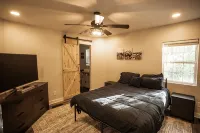 Sweet Retreat Cabin on 2acres of woods, 2miles from Lake Martin, pet friendly - Hytter