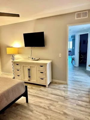 WiFi, gym, pool, spas, pet, gates, laundry, patio, walk to beach
