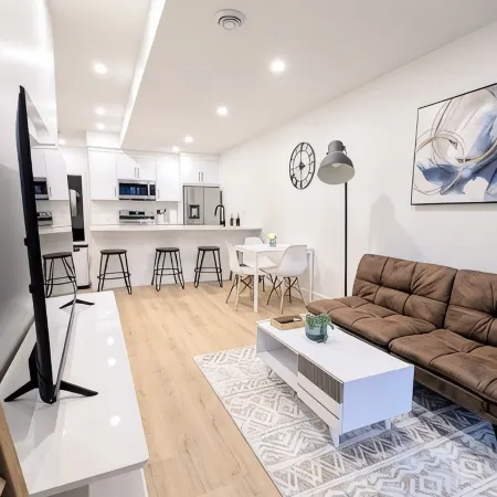 Modern 2Br Suite | Private Patio | 5 Min Downtown/Zoo/Stampede | Central & Safe