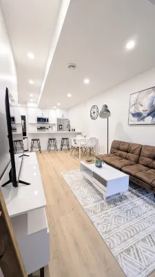 Modern 2Br Suite | Private Patio | 5 Min Downtown/Zoo/Stampede | Central & Safe - 방갈로