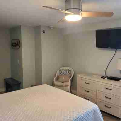Oceanfront Condo #2 prime location w/ amazing views Rooms