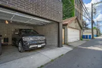 Wrigleyville 4Br • 1-Min Walk to Wrigley Field & Cta • Garage • Sleeps 8 - Apartments