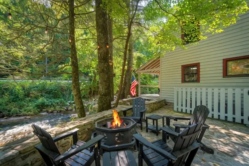Helen's Newest Riverfront Rental on the Chattahoochee River - シャレー