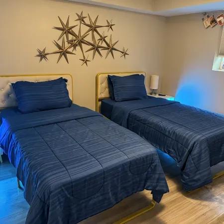 Cozy Modern 2Br , Free Parking & Wi-Fi, Min. Away from the World's Ski Resorts.