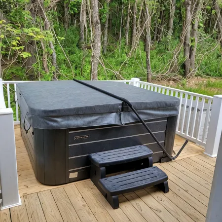 RiverView Cabin 2 Bedroom/1 Bath, Deck w/Hot Tub & Beautiful View/Fire Pit/Grill