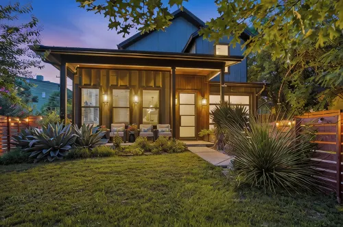 LUXE Spacious Downtown Retreat; SwimSpa; BBQ&FreeParking; Steps2 Moody&UT&6th St - プライペートプール