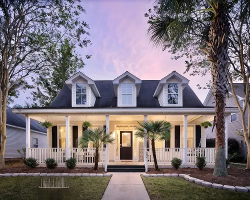 Old Town Bluffton's "The Yellow Cottage" with Golf Cart and Fenced-In Yard Hoteles en Bluffton