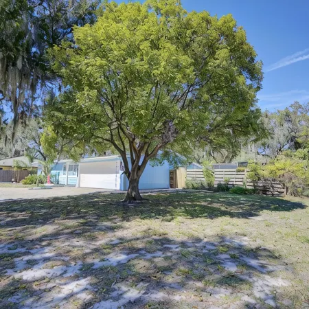 Family getaway 5 miles to Siesta Beach.  Heated private Pool, bicycles.Sleep 10.