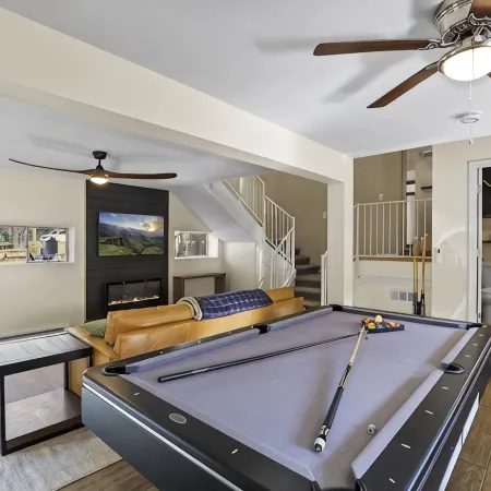 Spacious and Modern Pet-Friendly Chalet in the Pines—perfect for large groups!