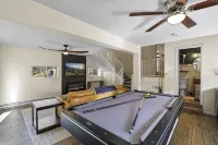 Spacious and Modern Pet-Friendly Chalet in the Pines—perfect for large groups!