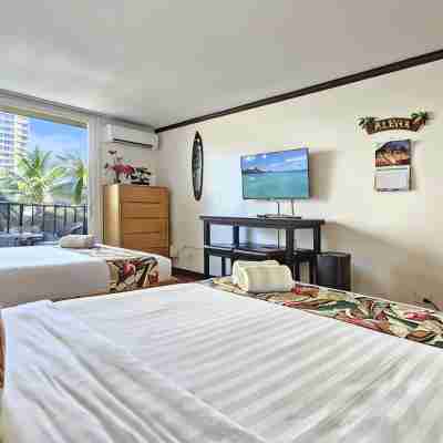 Fully Upgraded, Sleeps 4 in 2 Queen Beds + Great Pool Deck Area Rooms
