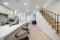 4BR King West Walk to Downtown Sleeps 9 Hotéis em Niagara