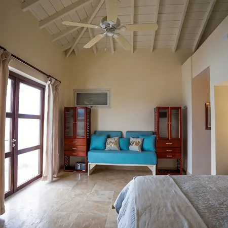 Postcard Perfect Getaway! Roof top pool and amenities