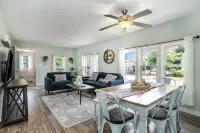 Charming  South Haven Cottage - 5 minute to the beach! - Country Houses