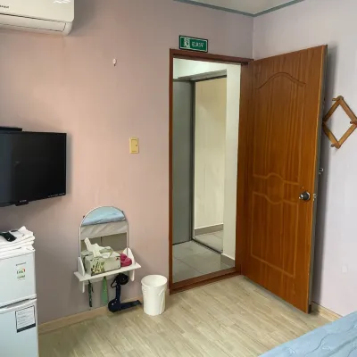 Gangneung Skytel Homestay Pension Отели рядом с достопримечательностью «Пляж Чёндончжин»