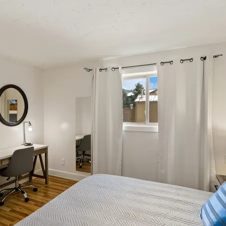 Mountainside Condo: King Bed/Hot Tub/On Free Bus Route/Fireplace