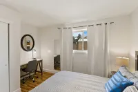 Mountainside Condo: King Bed/Hot Tub/On Free Bus Route/Fireplace - Homestays