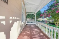 Newly renovated Victorian home with beautiful features in quiet neighborhood. - 4-stjärniga