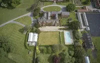 Cosy but spacious, historic cottage on The Red House Estate - Pools