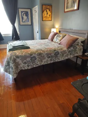 1910 Victorian Bootlegger's Lair in Starlandia Hotels in Midtown Savannah
