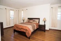 Gimli: Luxury 2 Story Villa - 3 min from the beach!!! - Villas