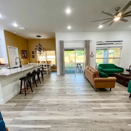 Sanford's Seahaven: fully fenced yard, outdoor dining, close to downtown!