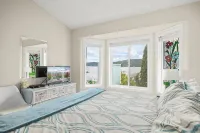 Beach Front Retreat :Private Beach and Dock Access, Hot Tub, BBQ &Free Kayaks!