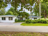 Casa Spur/8BR Villa/Miami Mini Resort w/ Pool+ Hotels in Golden Glades