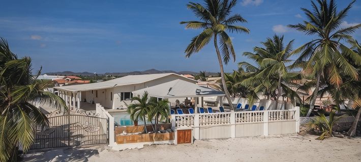 Directly on the Beach - Beachfront - Facing beach swimming pool - 5 bdrm サヴァネータのホテル