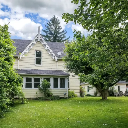 Main Street Family Retreat, Walking Distance to Beach & Downtown. Pet Friendly!