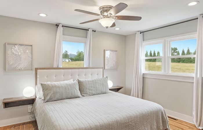 Peaceful Farmhouse Retreat: Hot Tub & Country Side Views. Pets Welcome! Near Avl