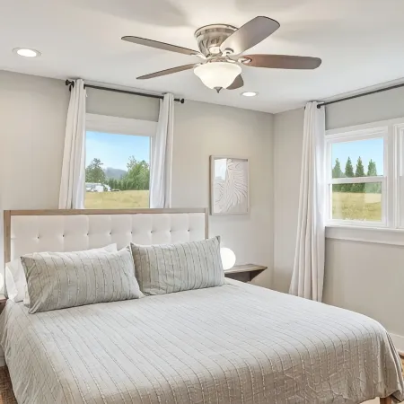Peaceful Farmhouse Retreat: Hot Tub & Country Side Views. Pets Welcome! Near Avl