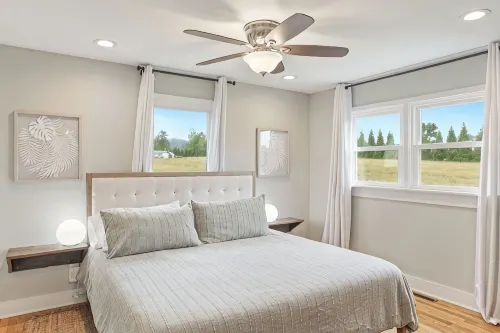 Peaceful Farmhouse Retreat: Hot Tub & Country Side Views. Pets Welcome! Near Avl - Wifi