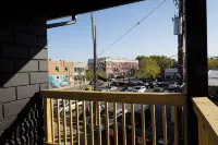 Large Renovated Delightful 2nd Floor Suite in Forest Park - Homestays