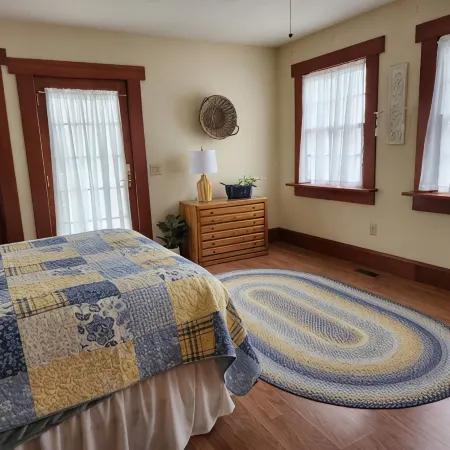 Peaceful Country Garden Suite in the rolling hills of Gambier