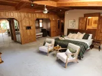 Lake front home in Solon, close to University of Iowa, Iowa City & Cedar Rapids. - 4-Star