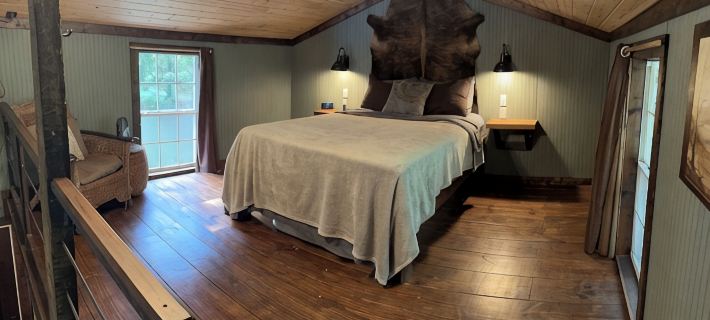Coyote Creek Loft Cabin with Wood Burning Stove, Firepit, Private Outdoor Area Hotels in Smith County
