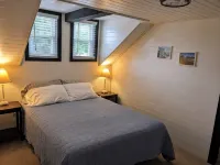 Cheerful & cozy 3 bedroom cottage near lake with hot tub - Wifi