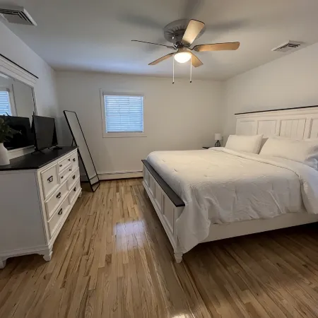 Cozy Hamptons get away, pool, minutes from beaches, shops, restaurants and more!