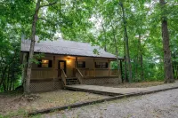 Luxurious cabin with fire pit, kayaks, and dock. - balcony