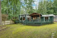 Charming Lakefront Log Cabin - Chalets