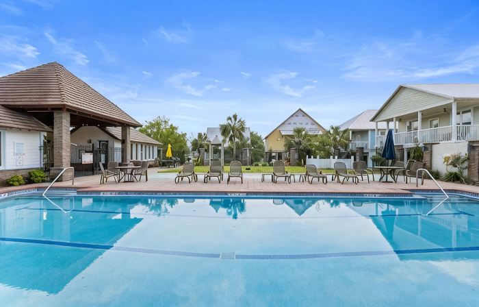 Southern Pines- Sleeps 20 with Community Pool and Docks