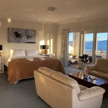 Huge luxurious Family home - Stunning Water Vista, 15 min from Hobart CBD