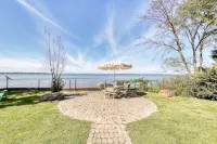 Charming 3-bedroom lakefront house with large yard and sandy beach - Beach