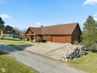Upscale Lakefront Table Rock Cabin with nearby Launch - Hytter
