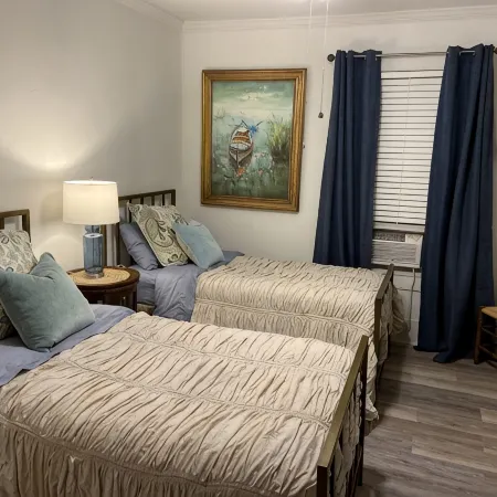 Perfectly located cottage in the heart of town! Walk to everything!