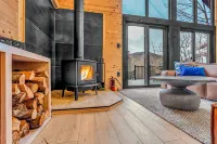 Dreamtime Hillside Cabin w/ hot tub, fire pit, expansive deck - Hytter