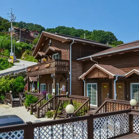 Gurye Solbachi Boineun Punggyeong Pension