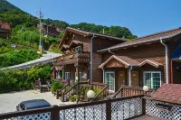 Gurye Solbachi Boineun Punggyeong Pension - 2-Star