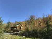 Isolated Log Cabin with Panoramic Views of Cherry Pond and White Mountains - 샬레 호텔